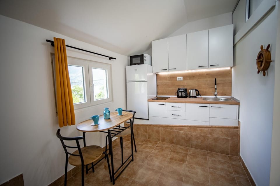 Kitchen or kitchenette, Dining area