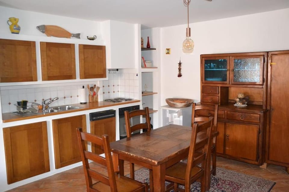Kitchen or kitchenette, Dining area, stove