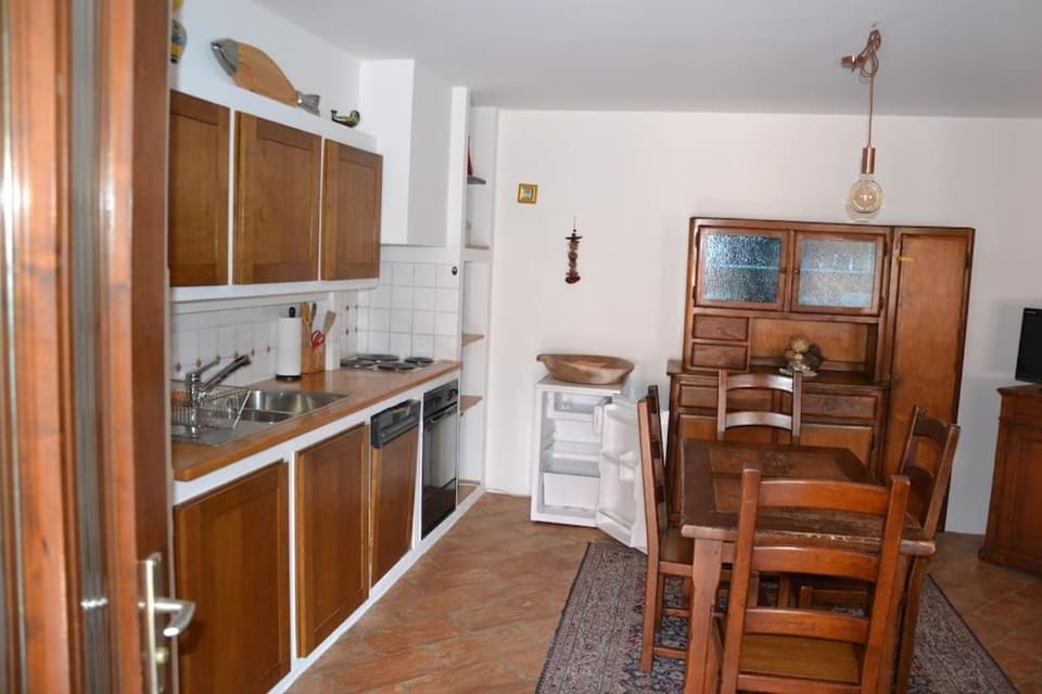 Kitchen or kitchenette, Dining area, oven, stove