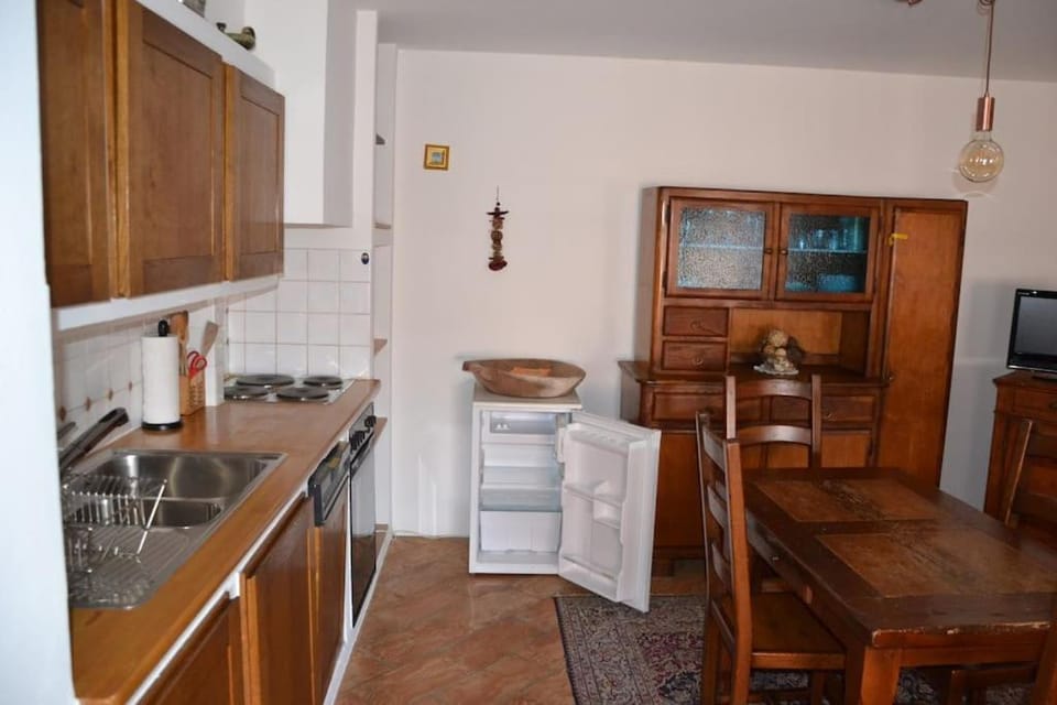 Kitchen or kitchenette, Dining area, dishwasher, stove
