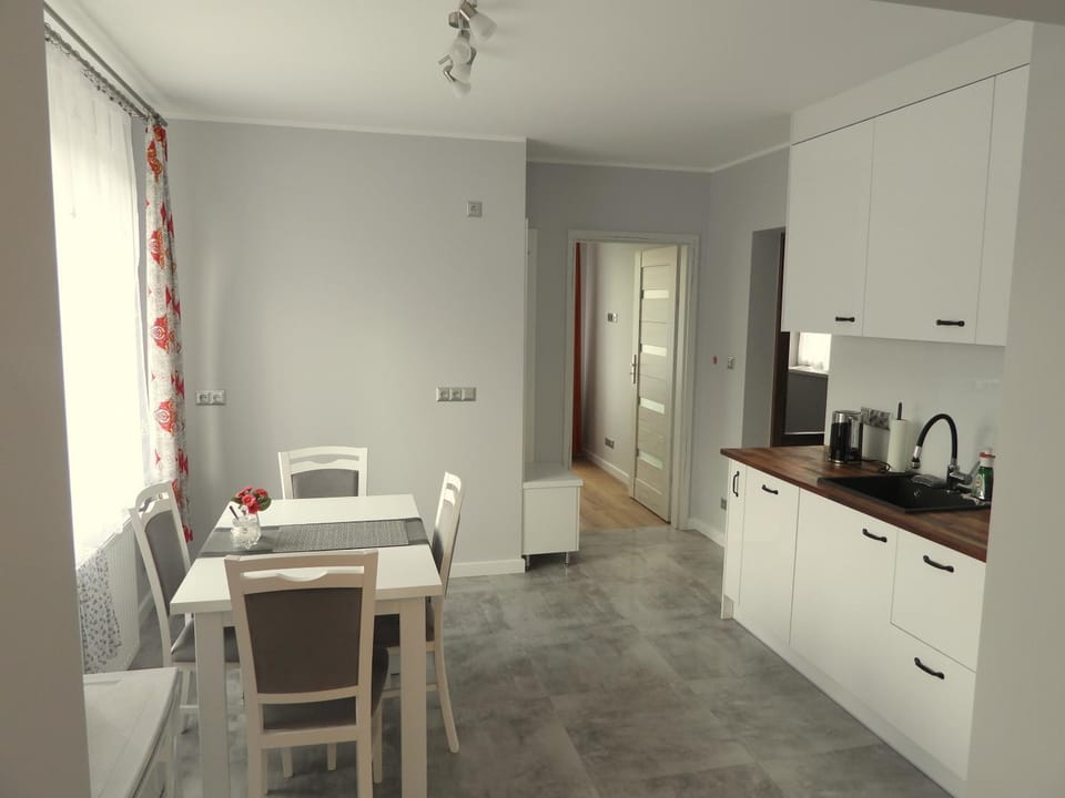 Coffee/tea facilities, Kitchen or kitchenette, Dining area, stove