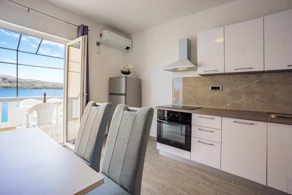 Kitchen or kitchenette, Sea view
