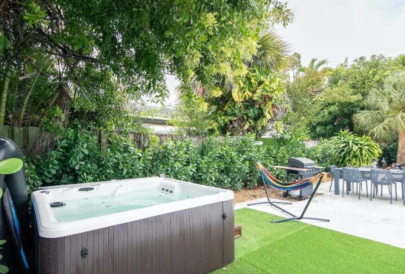 Hot Tub, Hot Tub