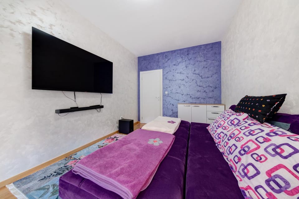 Bed, TV and multimedia, Bedroom