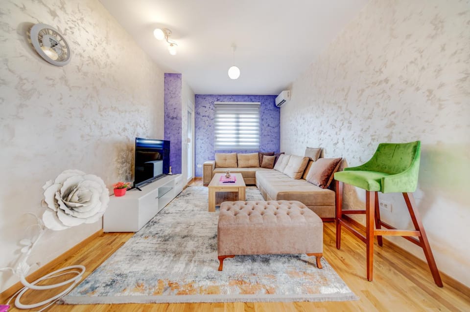 Bed, TV and multimedia, Living room