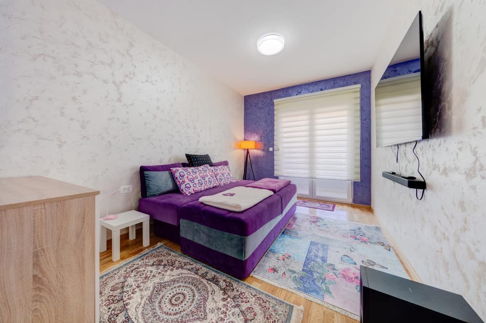 Bed, TV and multimedia, Bedroom