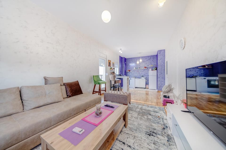 TV and multimedia, Living room, Seating area, kitchen, kitchen