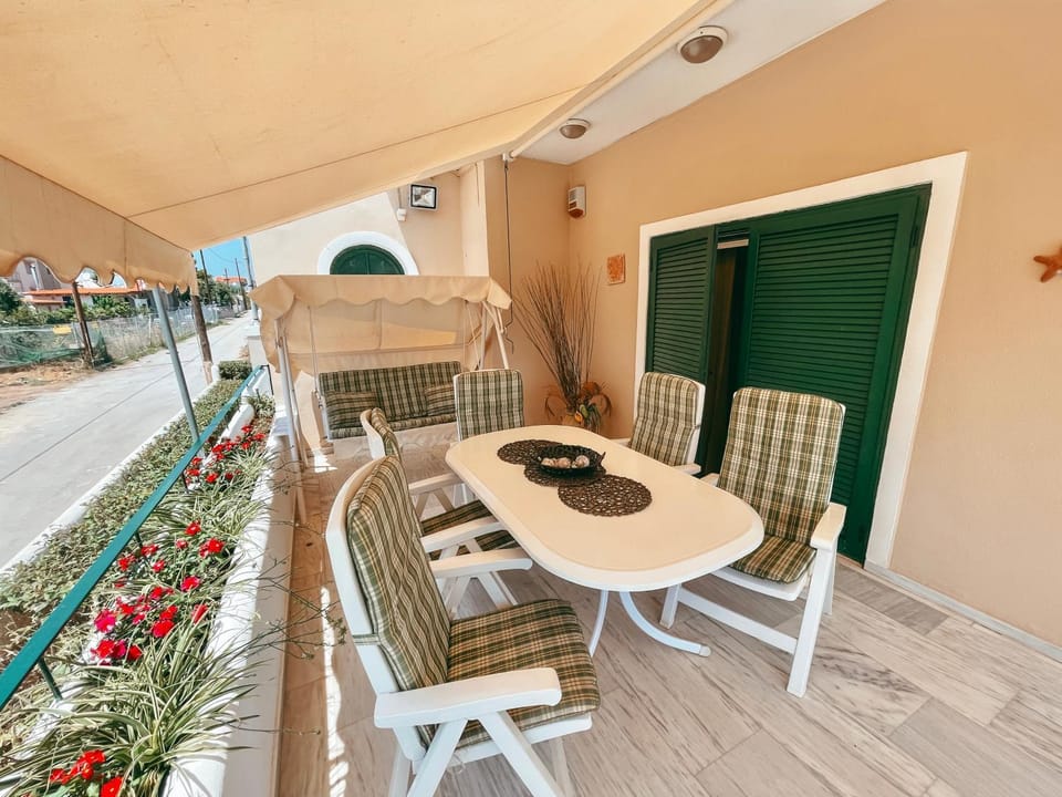 Patio, View (from property/room), Balcony/Terrace, Living room, Dining area