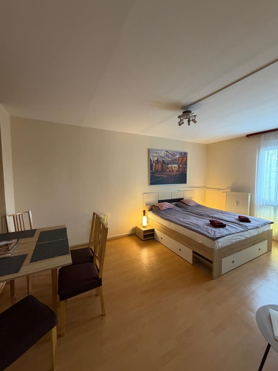 Bed, TV and multimedia, Photo of the whole room, Seating area, Bedroom
