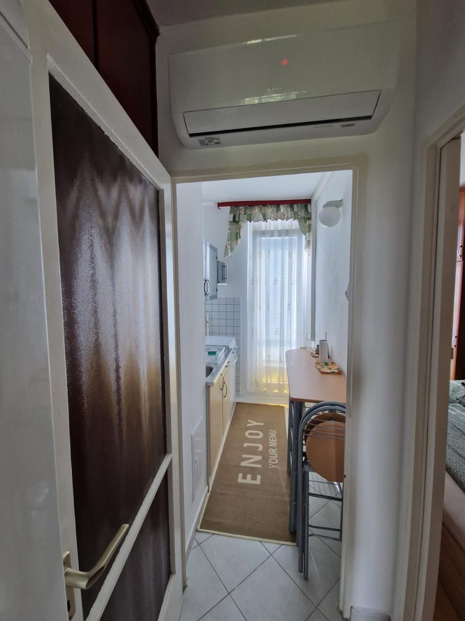 Kitchen or kitchenette, Photo of the whole room, Dining area, oven, air conditioner