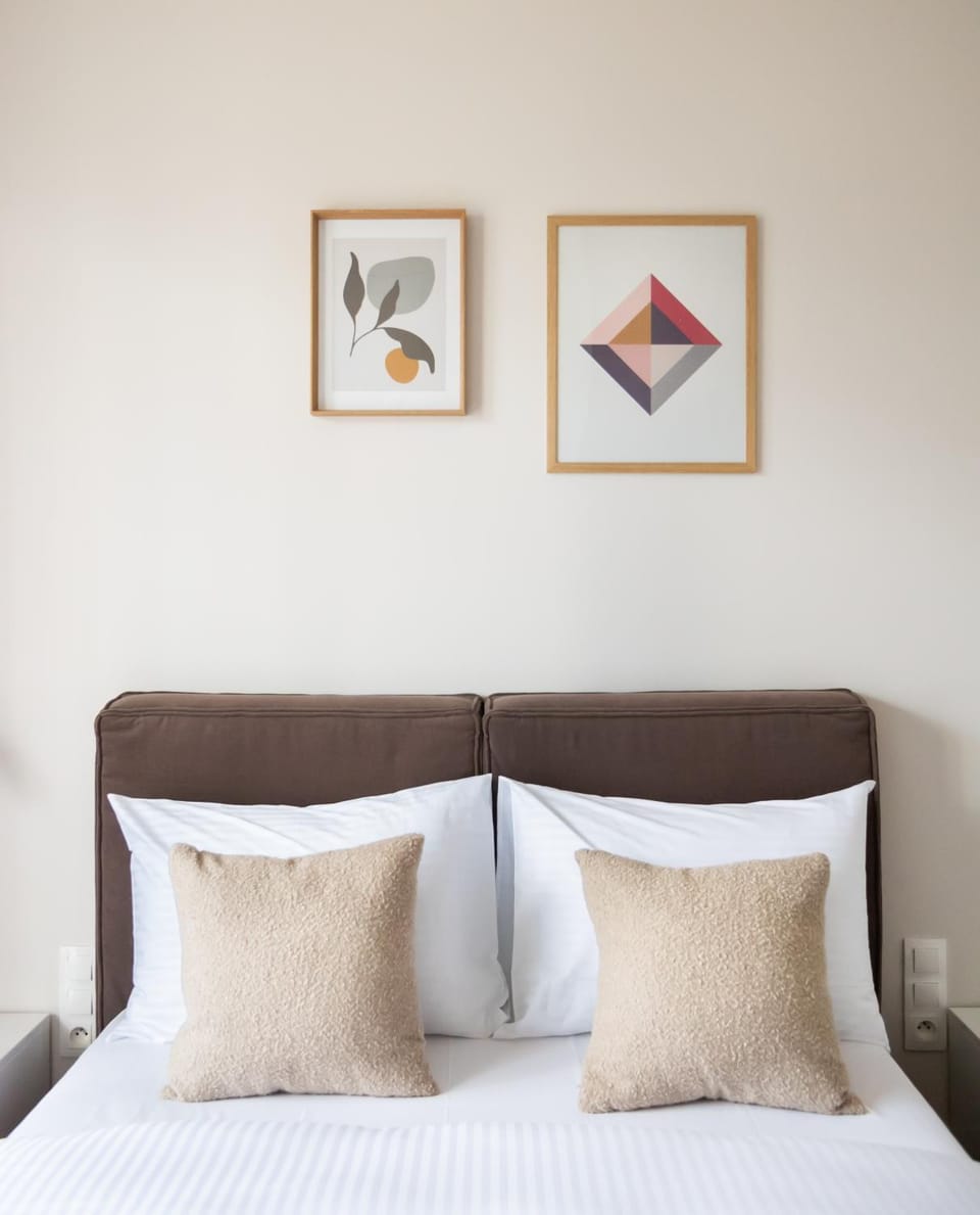 Bed, Photo of the whole room, Decorative detail, Bedroom