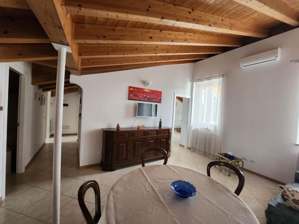 TV and multimedia, Dining area, air conditioner