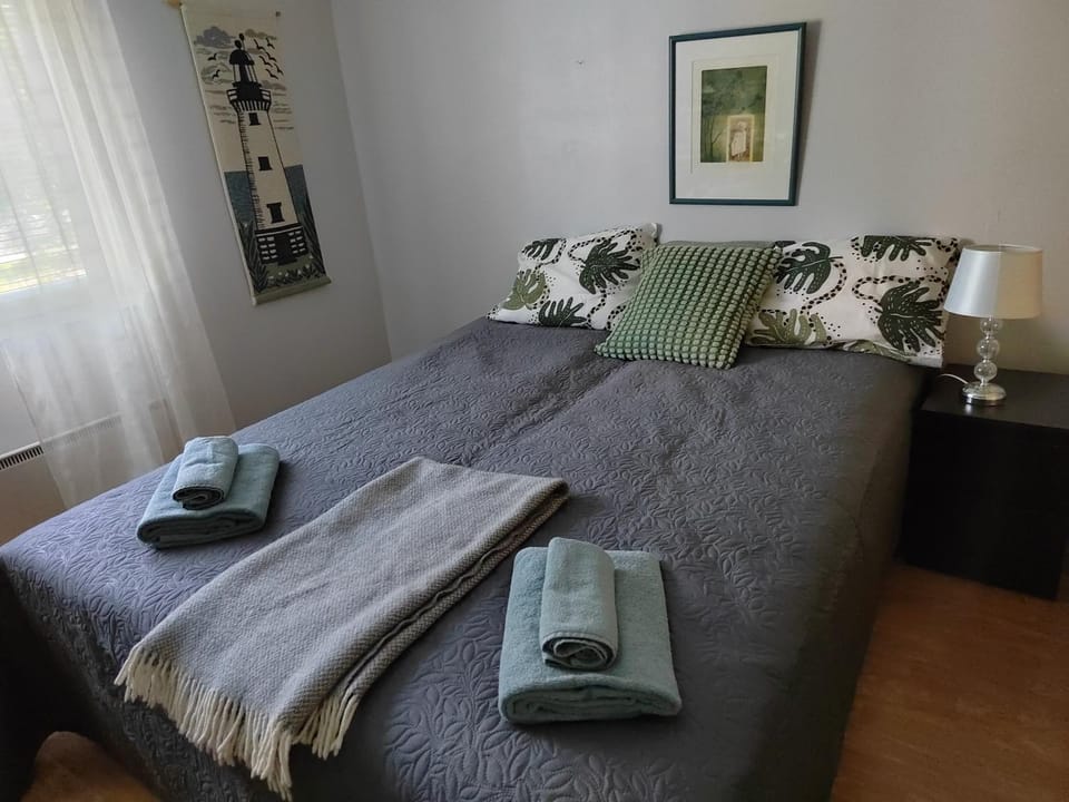 Photo of the whole room, Bedroom, towels