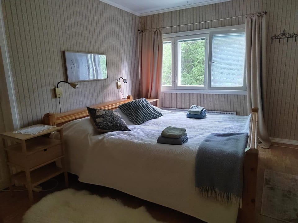 Bedroom, towels