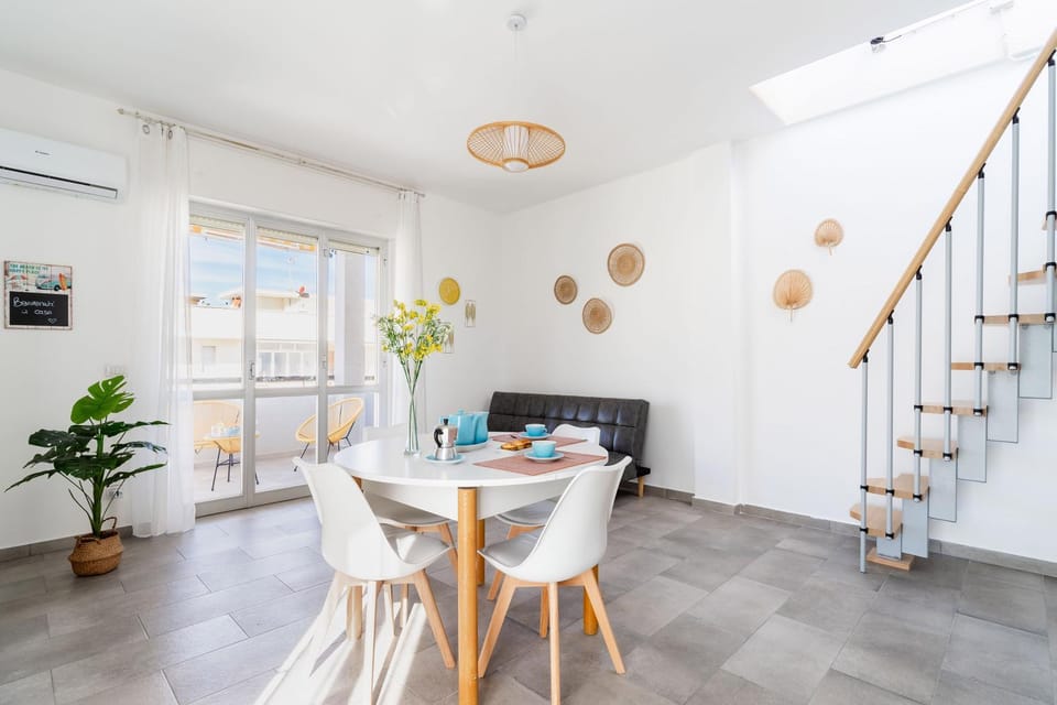 TV and multimedia, Living room, Seating area, Dining area, air conditioner