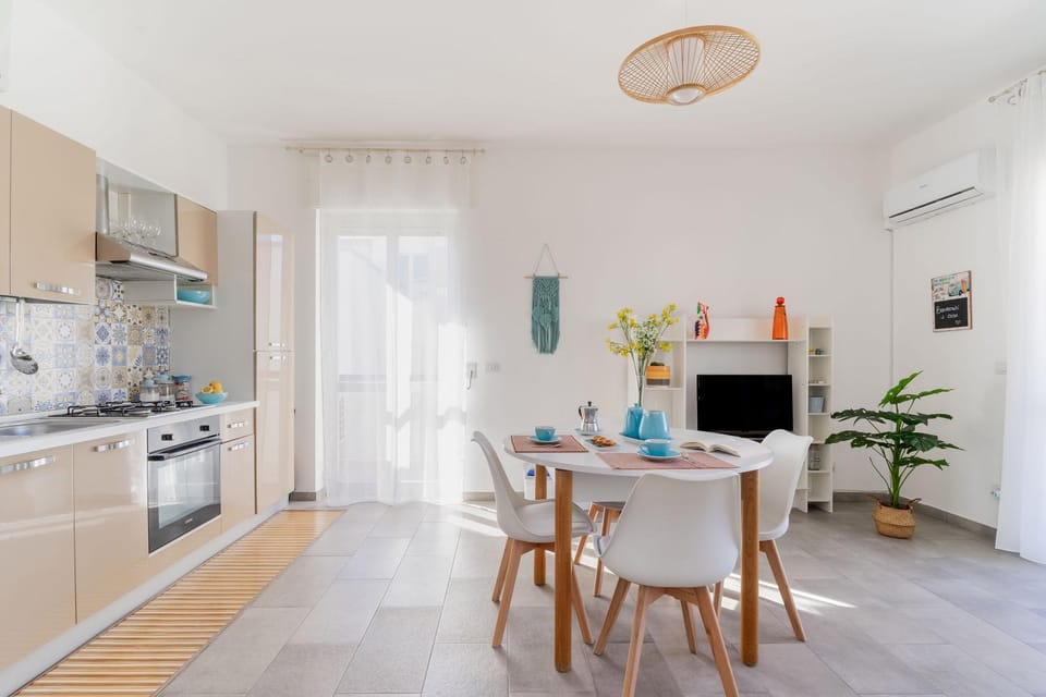 Kitchen or kitchenette, Dining area, pet friendly, stove, air conditioner