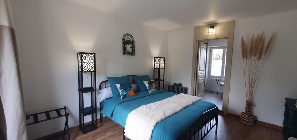 Bed, Photo of the whole room, Bedroom, Lake view