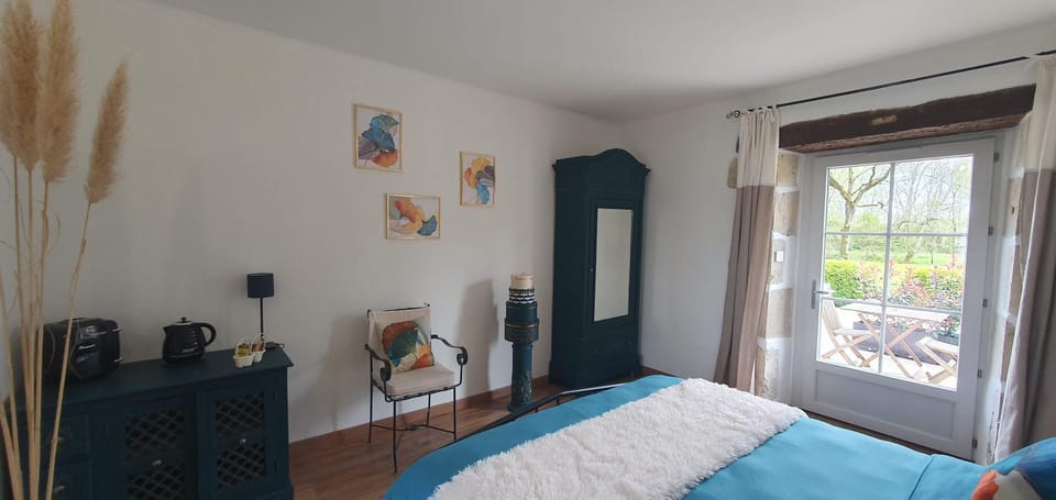 Bed, Coffee/tea facilities, Photo of the whole room, Bedroom, Garden view, Pool view, wardrobe