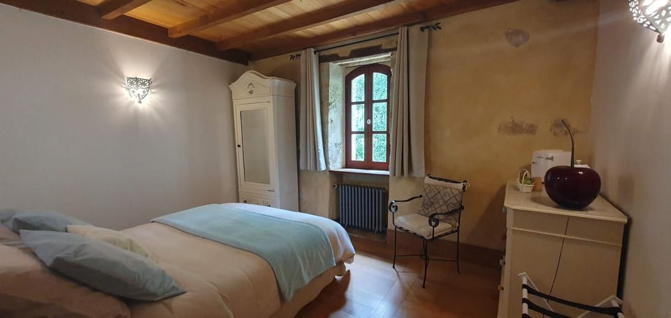 Bed, Photo of the whole room, wardrobe