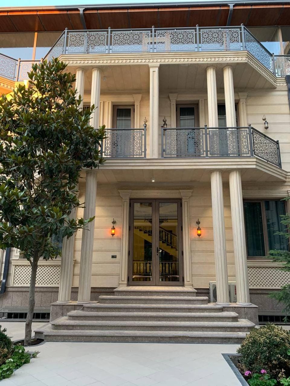 Facade/entrance