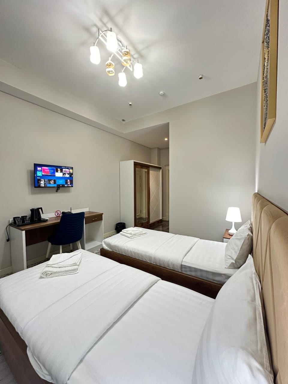 Bed, TV and multimedia, Photo of the whole room, Bedroom