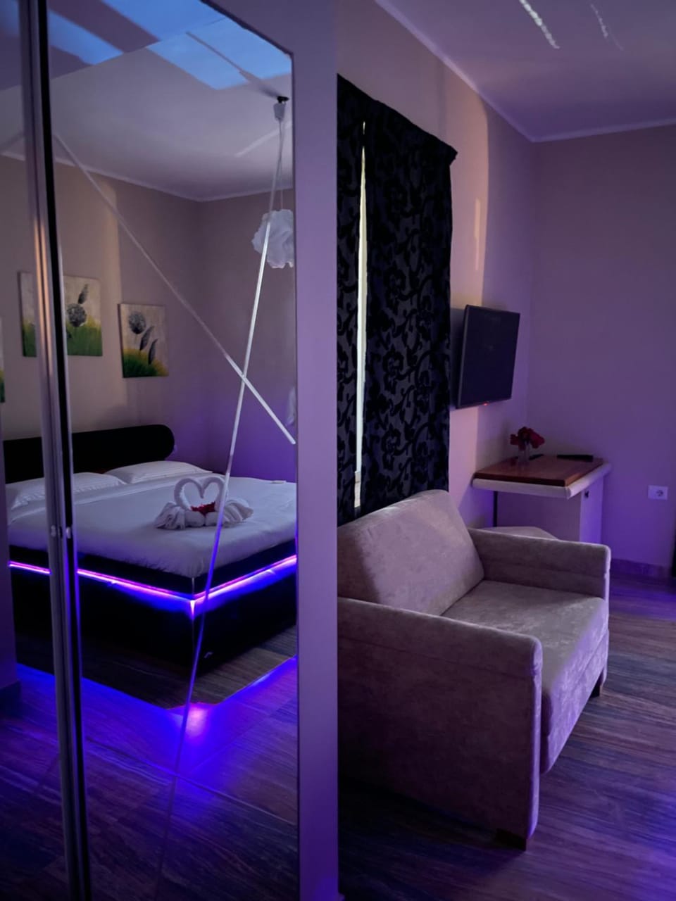 TV and multimedia, Photo of the whole room, Bedroom