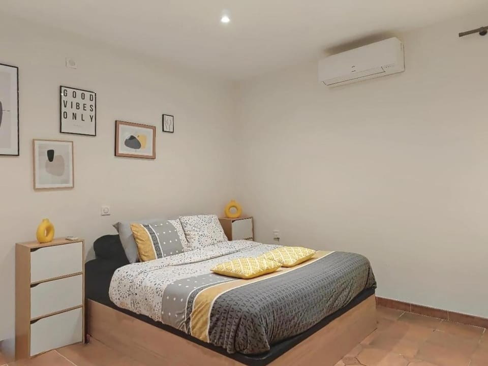 Cabanon provençal House in Rochefort-du-Gard