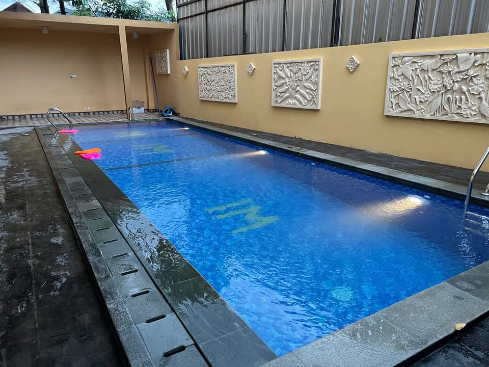 Kitchen or kitchenette, Swimming pool
