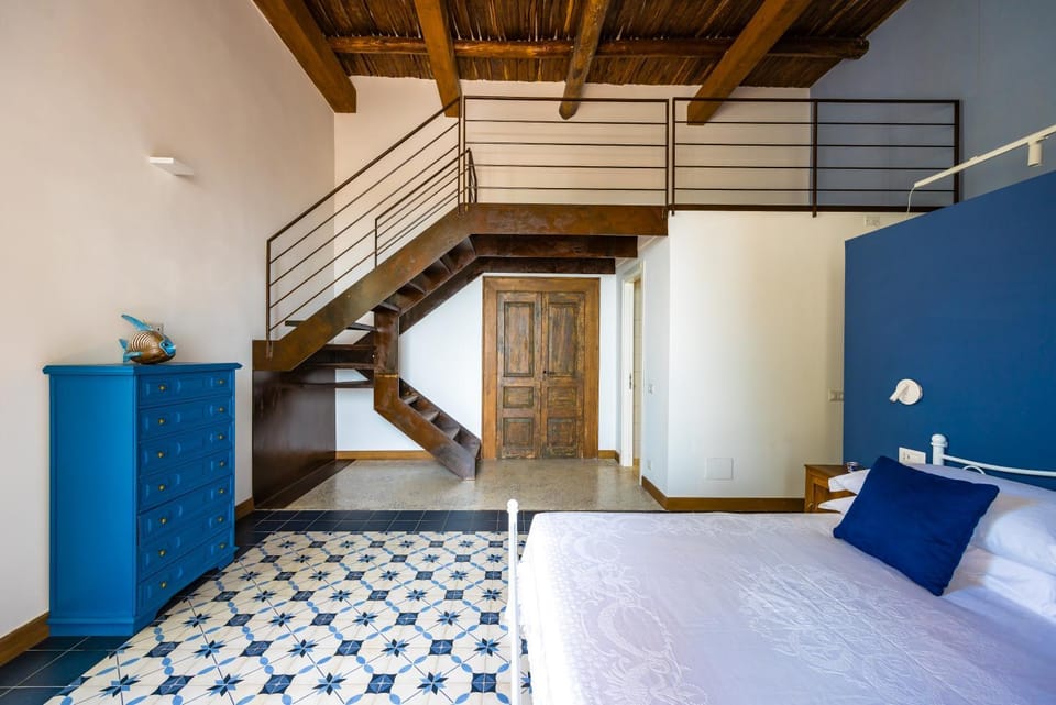 Bed, Photo of the whole room, Decorative detail, Bedroom, locker