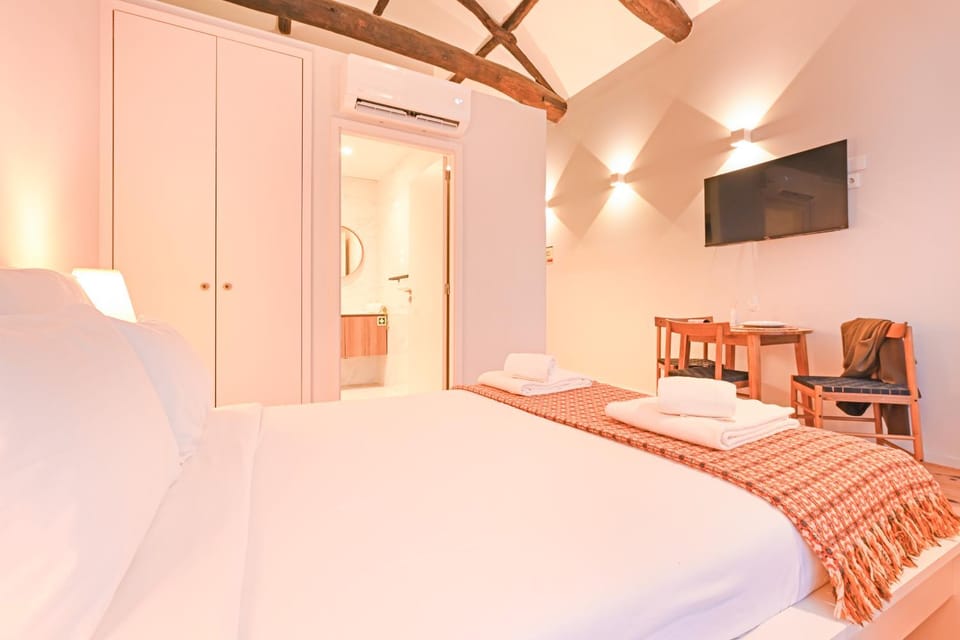 Bed, TV and multimedia, Bedroom, air conditioner