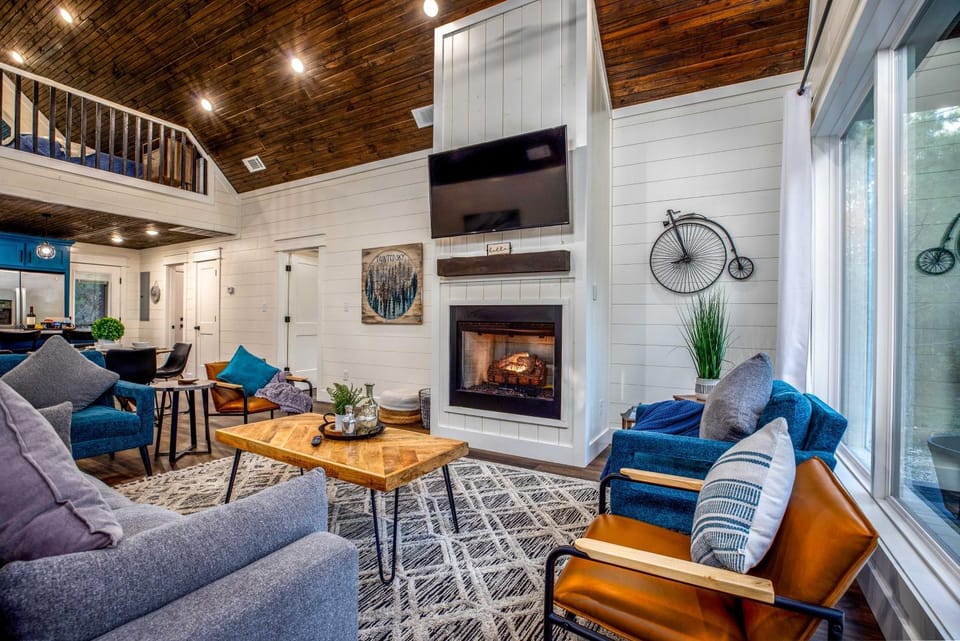 'Painted Sky' Modern Broken Bow Cabin w/ Hot Tub! Cabin in Oklahoma