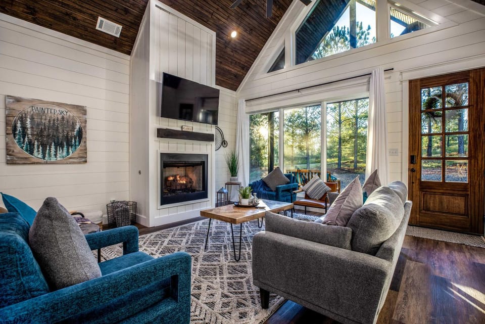 'Painted Sky' Modern Broken Bow Cabin w/ Hot Tub! Cabin in Oklahoma