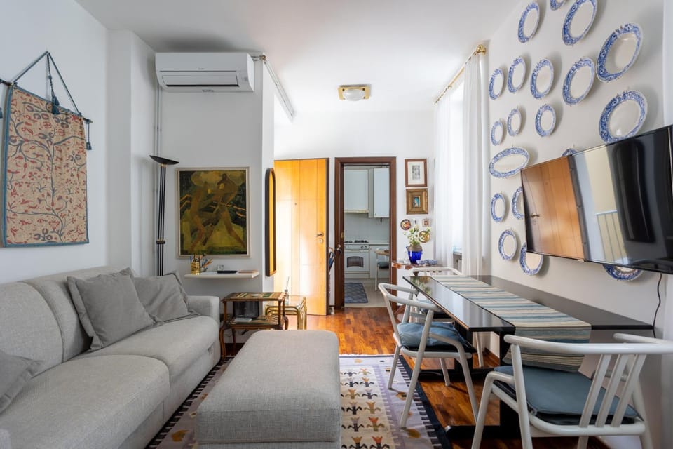 TV and multimedia, Living room, Seating area, Dining area, Evening entertainment, air conditioner