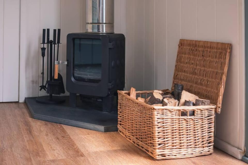 Dipper's Hut - Luxury Shepherds Hut with Hot Tub House in Forest of Dean