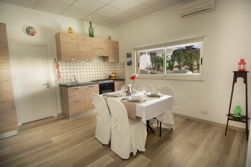 Kitchen or kitchenette, Dining area