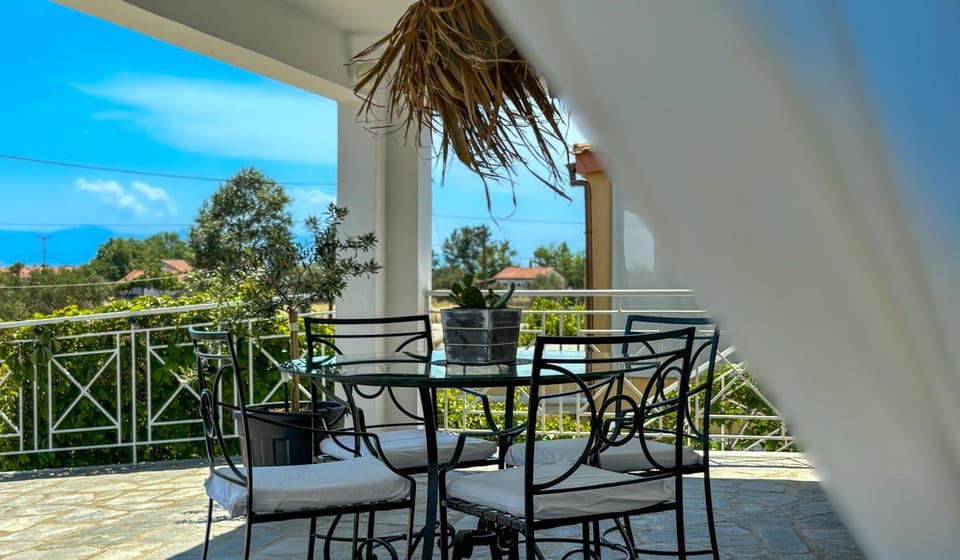 Patio, Natural landscape, View (from property/room), Balcony/Terrace, Dining area, Beach, Garden view, Sea view, Inner courtyard view