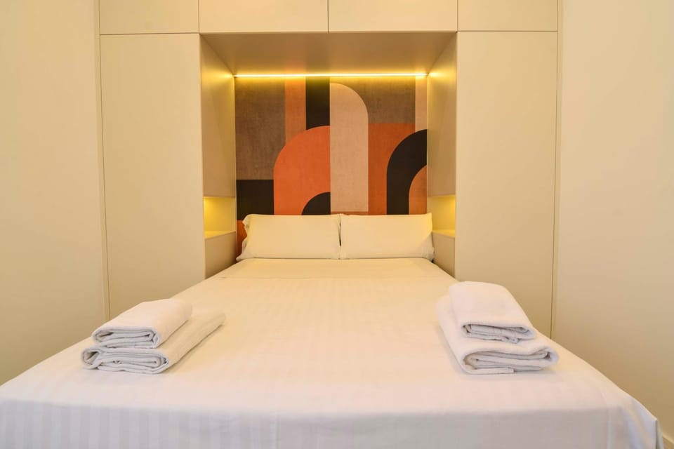 Bed, Bedroom, towels