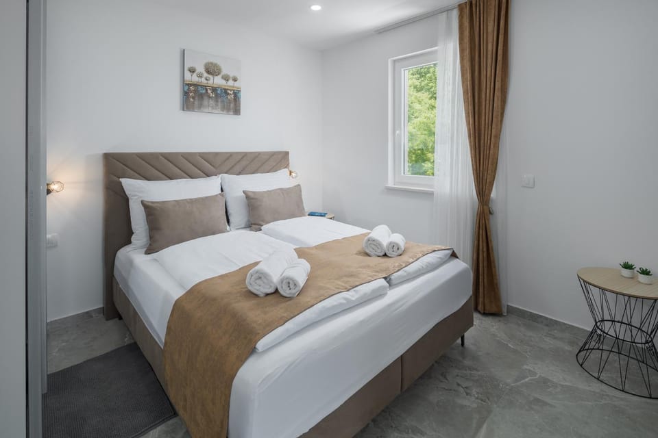 Bed, Photo of the whole room, Bedroom, towels