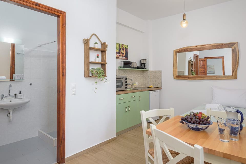 Bathroom, Kitchen or kitchenette, Dining area
