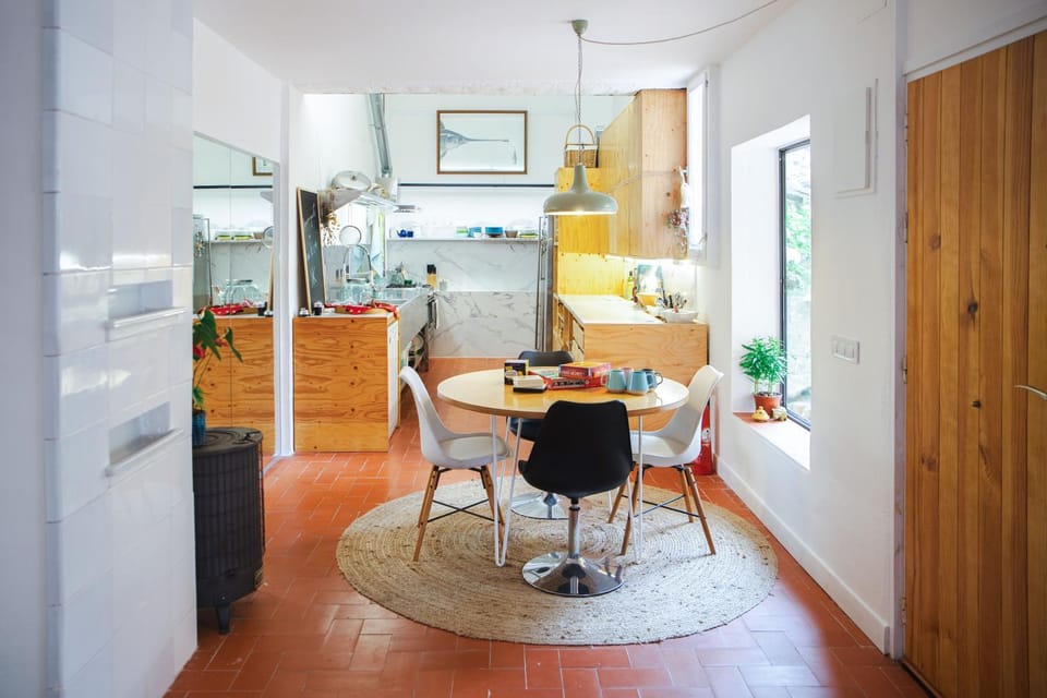 Kitchen or kitchenette, Dining area