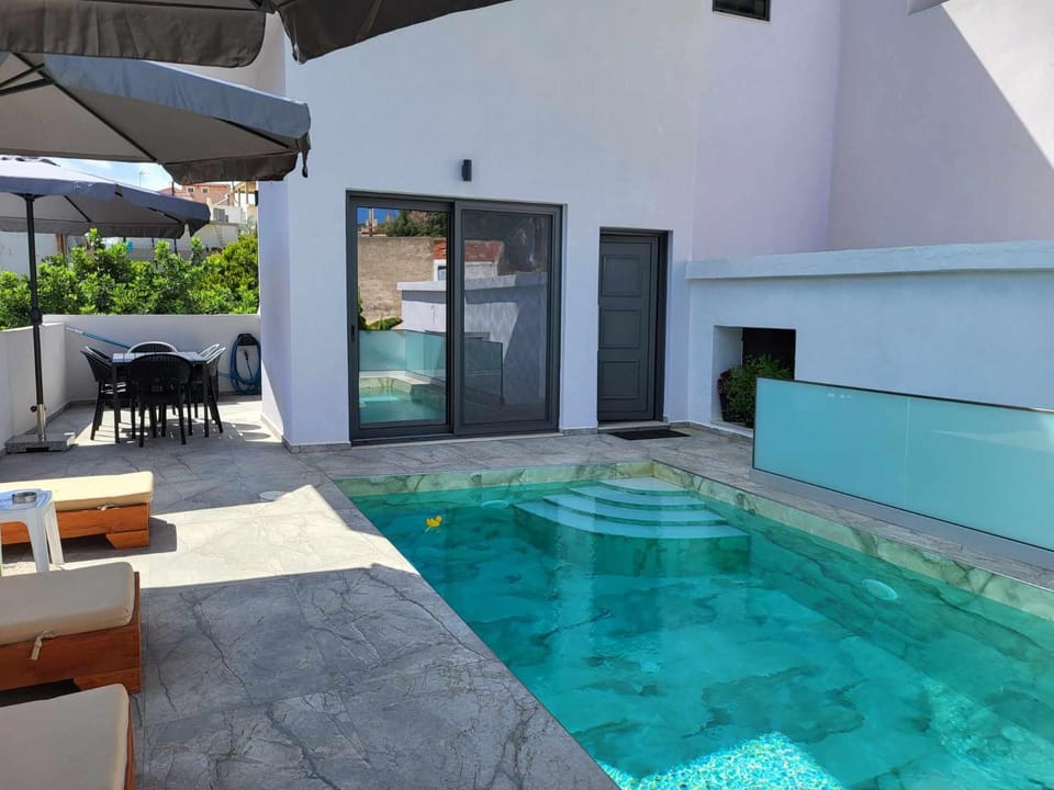 Patio, Day, Dining area, Pool view, Swimming pool, sunbed