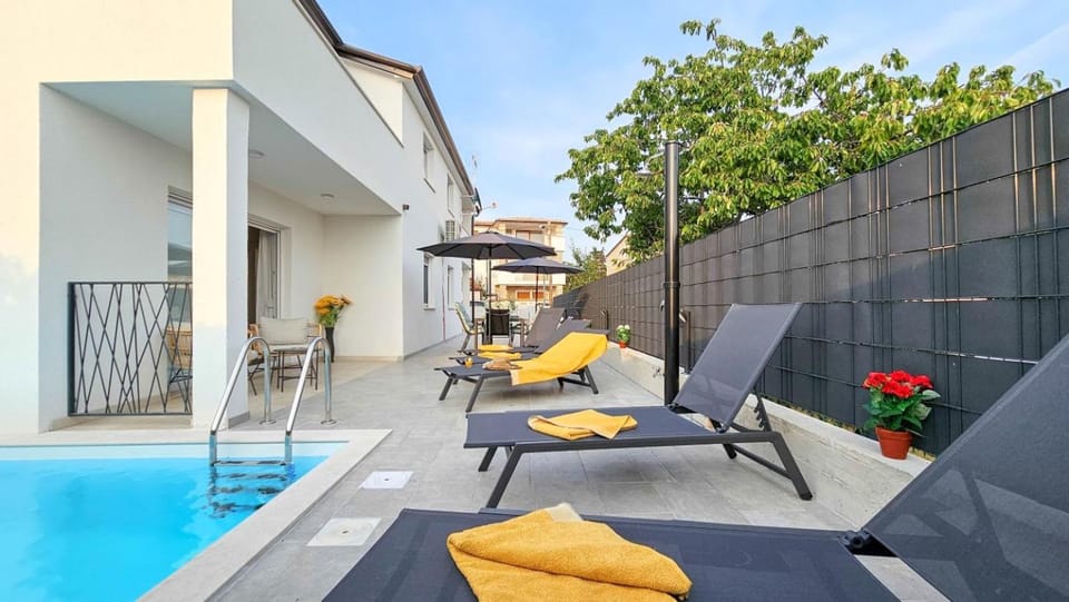 Swimming pool, sunbed