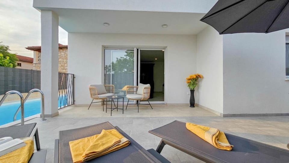 Balcony/Terrace, Swimming pool, sunbed