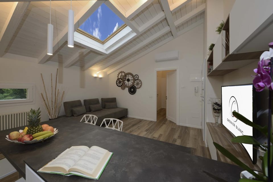 Living room, Food and drinks, Seating area, Dining area, Food