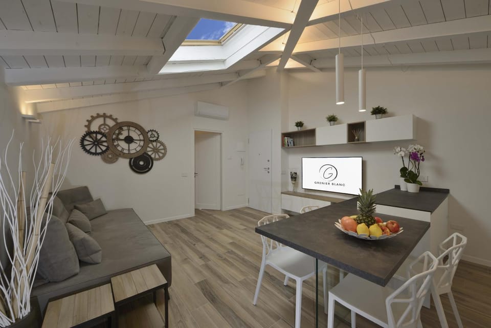 TV and multimedia, Living room, Seating area, Dining area