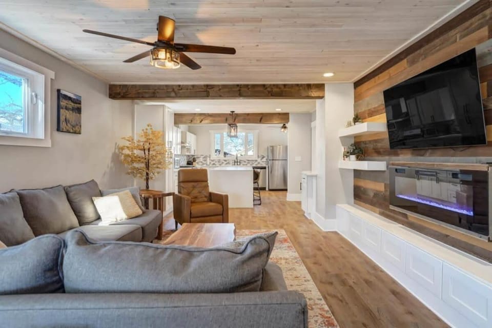 3BR Modern w Lg Backyard Mtn Views & Hot Tub House in Colorado Springs