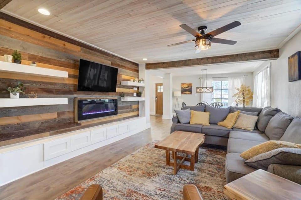3BR Modern w Lg Backyard Mtn Views & Hot Tub House in Colorado Springs
