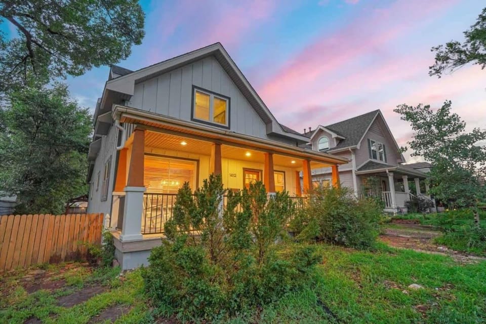 3BR Modern w Lg Backyard Mtn Views & Hot Tub House in Colorado Springs