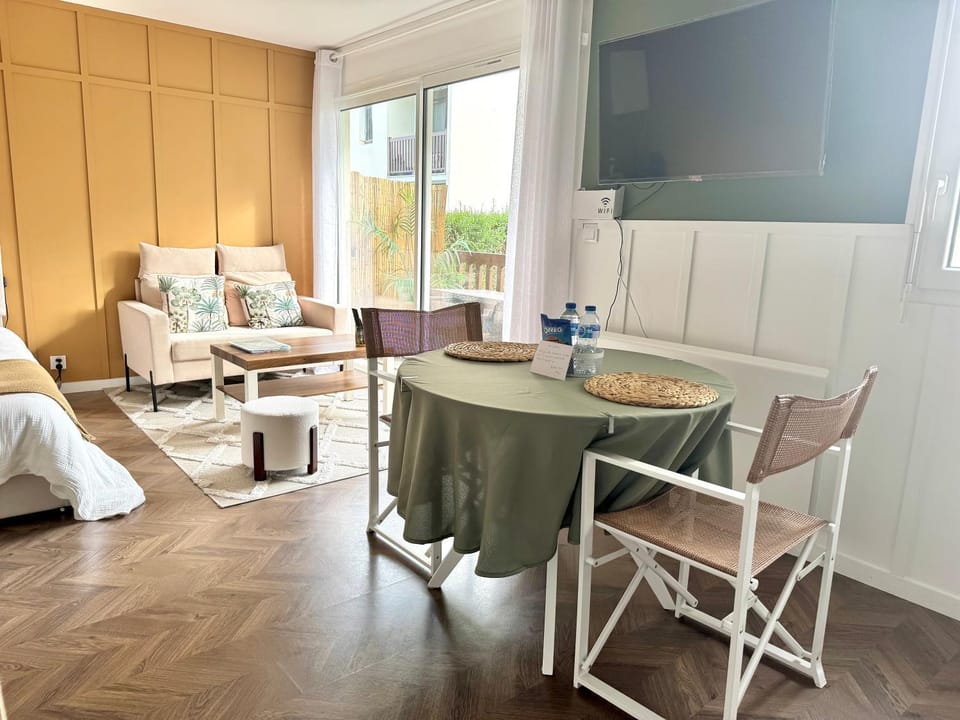 La Petite Oasis - pour 2pers - 2km du Centre Juno Beach et plage du Débarquement - 10min à pieds du centre ville & de la plage - balcon - exposition sud - stationnement & wifi gratuits Apartment in Courseulles-sur-Mer