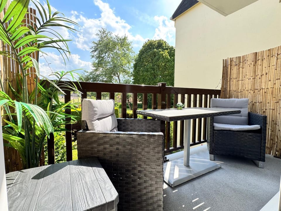La Petite Oasis - pour 2pers - 2km du Centre Juno Beach et plage du Débarquement - 10min à pieds du centre ville & de la plage - balcon - exposition sud - stationnement & wifi gratuits Apartment in Courseulles-sur-Mer